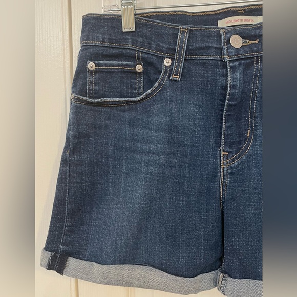 Levi’s Mid Length Shorts- Sz 30 EUC-Med/Dark Wash with Cuffs & Whiskering @Hips - Picture 3 of 7